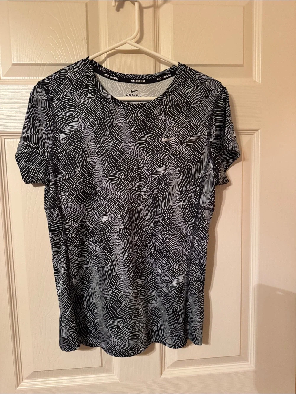 Nike Women’s Black & White Wave-Pattern Short Sleeve Tee